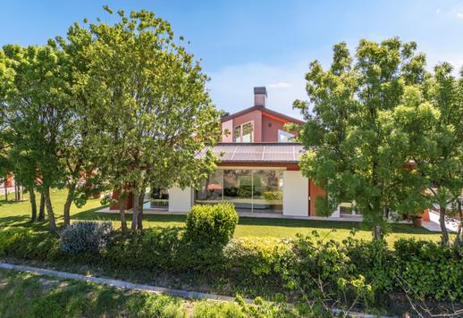 Propriedade de 1.165 m² em três níveis, composta por uma casa principal e dois anexos com cinco quartos, nove banheiros, uma piscina de 80 m² com hidromassagem e um jardim de 4.000 m². Image 6