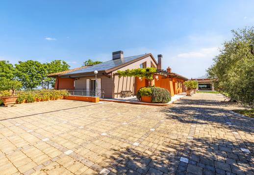 Propriedade de 1.165 m² em três níveis, composta por uma casa principal e dois anexos com cinco quartos, nove banheiros, uma piscina de 80 m² com hidromassagem e um jardim de 4.000 m². Image 7