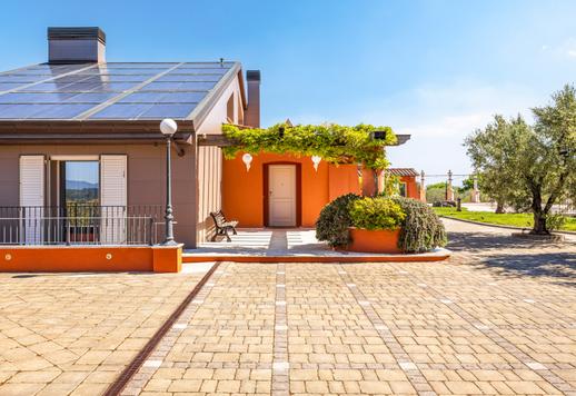 Propriedade de 1.165 m² em três níveis, composta por uma casa principal e dois anexos com cinco quartos, nove banheiros, uma piscina de 80 m² com hidromassagem e um jardim de 4.000 m². Image 8