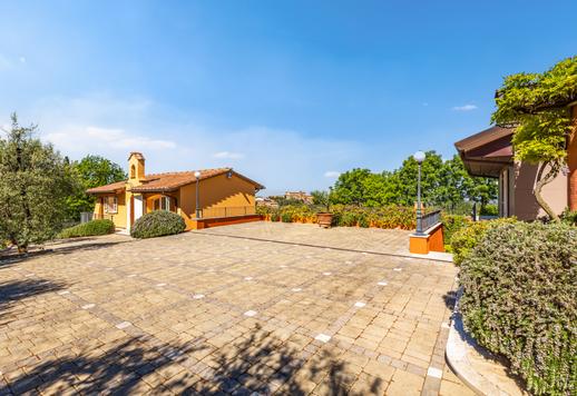 Propriedade de 1.165 m² em três níveis, composta por uma casa principal e dois anexos com cinco quartos, nove banheiros, uma piscina de 80 m² com hidromassagem e um jardim de 4.000 m². Image 9