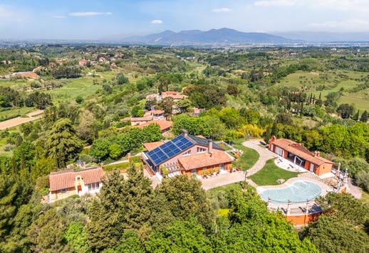 Propriedade de 1.165 m² em três níveis, composta por uma casa principal e dois anexos com cinco quartos, nove banheiros, uma piscina de 80 m² com hidromassagem e um jardim de 4.000 m². Image 3