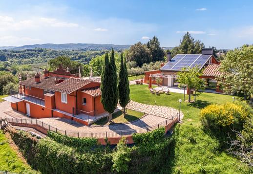 Propriedade de 1.165 m² em três níveis, composta por uma casa principal e dois anexos com cinco quartos, nove banheiros, uma piscina de 80 m² com hidromassagem e um jardim de 4.000 m². Image 5