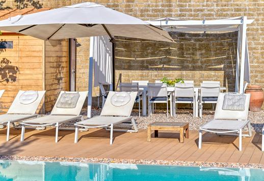 位於索倫托半島的迷人 18 世紀住宅，佔地 500 平方米，共三層，另有 2,650 平方米的梯田式公園，內有柑橘園、全景露台，可欣賞卡布里島、伊斯基亞島和普羅奇達島的景色。 Image 6