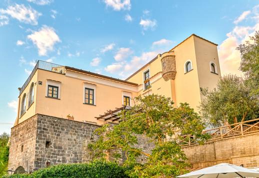 位於索倫托半島的迷人 18 世紀住宅，佔地 500 平方米，共三層，另有 2,650 平方米的梯田式公園，內有柑橘園、全景露台，可欣賞卡布里島、伊斯基亞島和普羅奇達島的景色。 Image 9