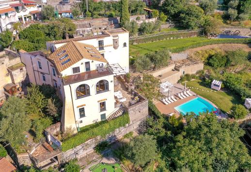 位於索倫托半島的迷人 18 世紀住宅，佔地 500 平方米，共三層，另有 2,650 平方米的梯田式公園，內有柑橘園、全景露台，可欣賞卡布里島、伊斯基亞島和普羅奇達島的景色。 Image 2