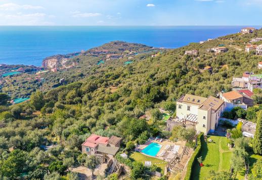 位於索倫托半島的迷人 18 世紀住宅，佔地 500 平方米，共三層，另有 2,650 平方米的梯田式公園，內有柑橘園、全景露台，可欣賞卡布里島、伊斯基亞島和普羅奇達島的景色。 Image 1