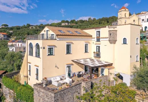 位於索倫托半島的迷人 18 世紀住宅，佔地 500 平方米，共三層，另有 2,650 平方米的梯田式公園，內有柑橘園、全景露台，可欣賞卡布里島、伊斯基亞島和普羅奇達島的景色。 Image 3