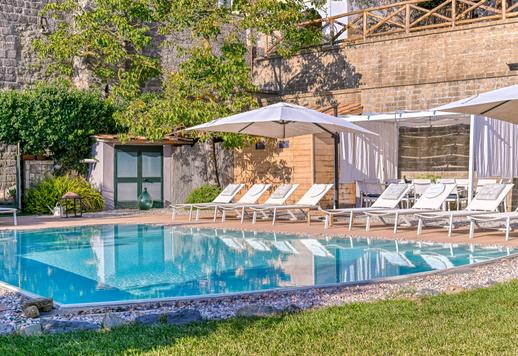 位於索倫托半島的迷人 18 世紀住宅，佔地 500 平方米，共三層，另有 2,650 平方米的梯田式公園，內有柑橘園、全景露台，可欣賞卡布里島、伊斯基亞島和普羅奇達島的景色。 Image 5