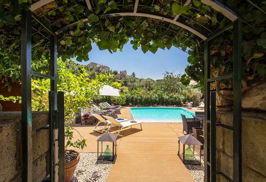 位於索倫托半島的迷人 18 世紀住宅，佔地 500 平方米，共三層，另有 2,650 平方米的梯田式公園，內有柑橘園、全景露台，可欣賞卡布里島、伊斯基亞島和普羅奇達島的景色。 Image 8