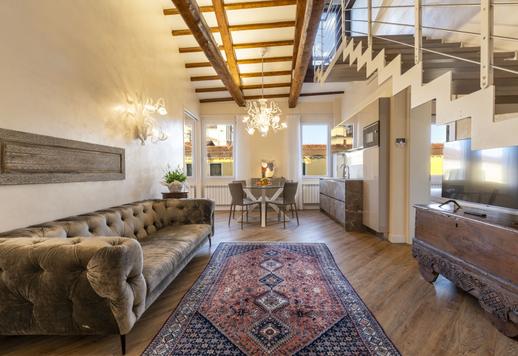 Niedawno odnowiona rezydencja w stylu weneckim z drewnianymi podłogami i panoramicznym tarasem na dachu z widokiem na kopułę Salute w najbardziej autentycznej i bogatej kulturowo dzielnicy Wenecji Image 5