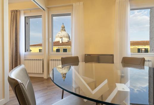 Niedawno odnowiona rezydencja w stylu weneckim z drewnianymi podłogami i panoramicznym tarasem na dachu z widokiem na kopułę Salute w najbardziej autentycznej i bogatej kulturowo dzielnicy Wenecji Image 9