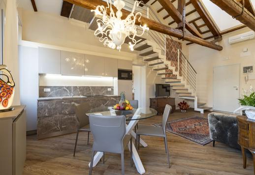 Niedawno odnowiona rezydencja w stylu weneckim z drewnianymi podłogami i panoramicznym tarasem na dachu z widokiem na kopułę Salute w najbardziej autentycznej i bogatej kulturowo dzielnicy Wenecji Image 7