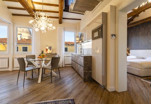 Niedawno odnowiona rezydencja w stylu weneckim z drewnianymi podłogami i panoramicznym tarasem na dachu z widokiem na kopułę Salute w najbardziej autentycznej i bogatej kulturowo dzielnicy Wenecji Image 8