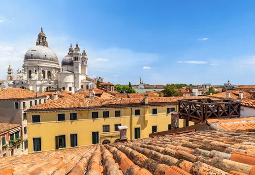 Niedawno odnowiona rezydencja w stylu weneckim z drewnianymi podłogami i panoramicznym tarasem na dachu z widokiem na kopułę Salute w najbardziej autentycznej i bogatej kulturowo dzielnicy Wenecji Image 2