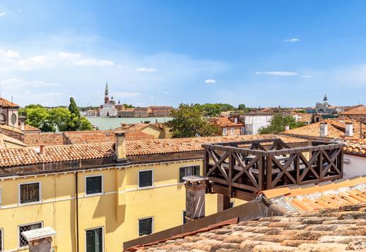 Niedawno odnowiona rezydencja w stylu weneckim z drewnianymi podłogami i panoramicznym tarasem na dachu z widokiem na kopułę Salute w najbardziej autentycznej i bogatej kulturowo dzielnicy Wenecji Image 3
