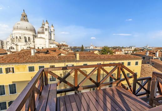Niedawno odnowiona rezydencja w stylu weneckim z drewnianymi podłogami i panoramicznym tarasem na dachu z widokiem na kopułę Salute w najbardziej autentycznej i bogatej kulturowo dzielnicy Wenecji Image 1