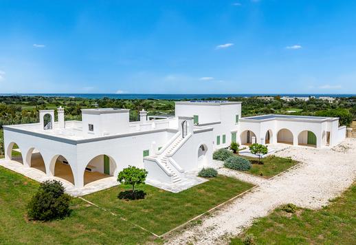 Propriété de 442 m² sur trois niveaux, de construction récente, comprenant sept chambres, sept salles de bains et une terrasse panoramique à 360° Image 2