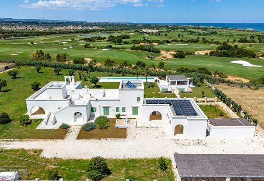 Propriété de 442 m² sur trois niveaux, de construction récente, comprenant sept chambres, sept salles de bains et une terrasse panoramique à 360° Image 3