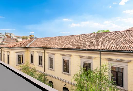 شقة بمساحة 250 مترًا مربعًا موزعة على طابقين مع شرفة صغيرة تطل على أسطح منازل حي الأزياء وقبوين Image 8