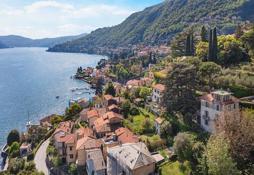 Een intiem landgoed met uitzicht op het meer, bestaande uit een hoofdgebouw van vier verdiepingen en een gastenverblijf van twee verdiepingen, met een totale oppervlakte van 417 m² in een 1.300 m² grote, met bomen omzoomde en afgeschermde tuin. Image 4