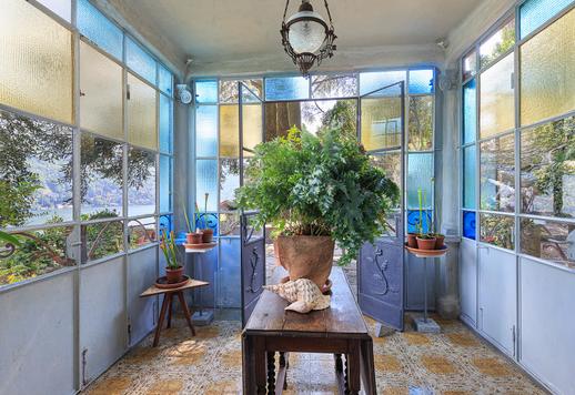 湖の景色を望むこぢんまりとした物件。4階建ての本館と2階建てのゲストハウスからなり、総面積は417平方メートル。1,300平方メートルの木々に囲まれた、目隠しされた庭園の中に佇む。 Image 9