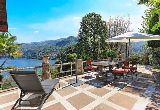 Een intiem landgoed met uitzicht op het meer, bestaande uit een hoofdgebouw van vier verdiepingen en een gastenverblijf van twee verdiepingen, met een totale oppervlakte van 417 m² in een 1.300 m² grote, met bomen omzoomde en afgeschermde tuin. Image 2