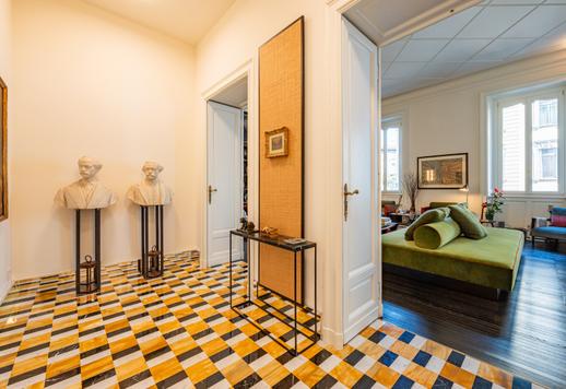 Piano nobile in palazzo borghese Liberty: finiture d'autore e design contemporaneo nel cuore di Milano Image 1