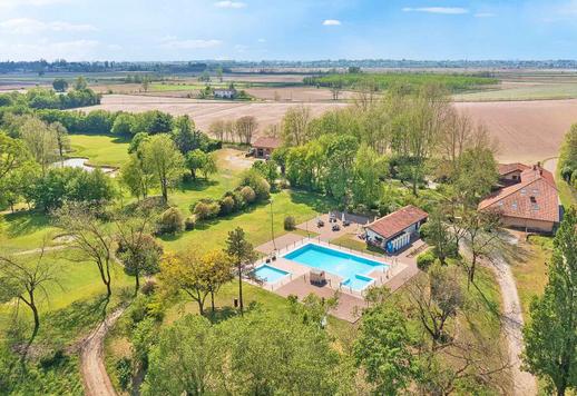 Fondo di 40 ettari che comprende campo da golf a 18 buche, due piscine esterne e 1200 mq di strutture coperte articolate tra club house, ristorante, cucina, spogliatoi e depositi  Image 1