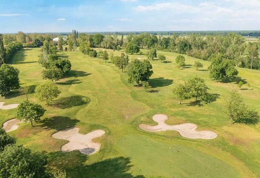 Fondo di 40 ettari che comprende campo da golf a 18 buche, due piscine esterne e 1200 mq di strutture coperte articolate tra club house, ristorante, cucina, spogliatoi e depositi  Image 2