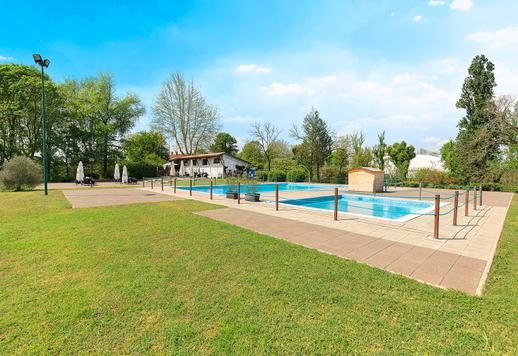 Fondo di 40 ettari che comprende campo da golf a 18 buche, due piscine esterne e 1200 mq di strutture coperte articolate tra club house, ristorante, cucina, spogliatoi e depositi  Image 8