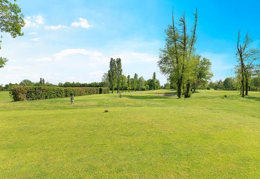 Fondo di 40 ettari che comprende campo da golf a 18 buche, due piscine esterne e 1200 mq di strutture coperte articolate tra club house, ristorante, cucina, spogliatoi e depositi  Image 9