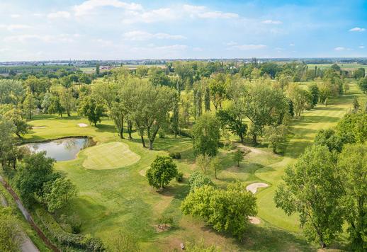 Fondo di 40 ettari che comprende campo da golf a 18 buche, due piscine esterne e 1200 mq di strutture coperte articolate tra club house, ristorante, cucina, spogliatoi e depositi  Image 4
