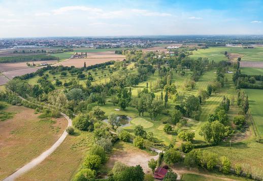 Fondo di 40 ettari che comprende campo da golf a 18 buche, due piscine esterne e 1200 mq di strutture coperte articolate tra club house, ristorante, cucina, spogliatoi e depositi  Image 3