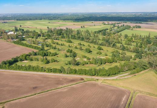 Fondo di 40 ettari che comprende campo da golf a 18 buche, due piscine esterne e 1200 mq di strutture coperte articolate tra club house, ristorante, cucina, spogliatoi e depositi  Image 5