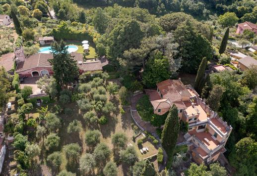 Nieruchomość o powierzchni 1000 m² na trzech poziomach z 9 sypialniami i 9 łazienkami, położona w bujnym prywatnym parku o powierzchni 1,2 hektara Image 4