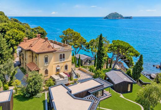 Superbe villa de style néogothique construite au début du XXe siècle et bénéficiant d'un accès direct à la mer, située sur le promontoire de Punta Murena à Alassio Image 1