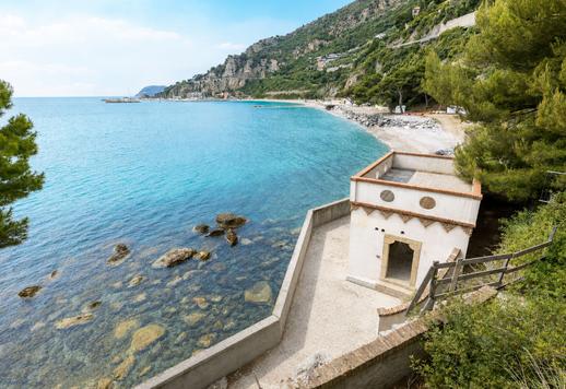 Superbe villa de style néogothique construite au début du XXe siècle et bénéficiant d'un accès direct à la mer, située sur le promontoire de Punta Murena à Alassio Image 8