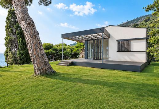 Superbe villa de style néogothique construite au début du XXe siècle et bénéficiant d'un accès direct à la mer, située sur le promontoire de Punta Murena à Alassio Image 9