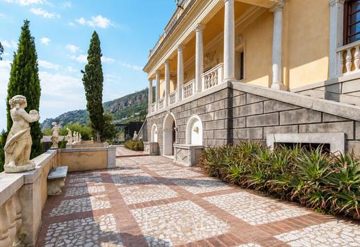 Superbe villa de style néogothique construite au début du XXe siècle et bénéficiant d'un accès direct à la mer, située sur le promontoire de Punta Murena à Alassio Image 5
