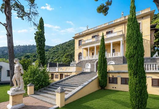 Superbe villa de style néogothique construite au début du XXe siècle et bénéficiant d'un accès direct à la mer, située sur le promontoire de Punta Murena à Alassio Image 2