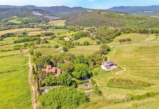 680 kv. m ploto turtas, padalintas į du pastatus, renovuotus šiuolaikišku stiliumi ir pasižyminčius aukštos kokybės apdaila, iš viso penkiais miegamaisiais ir keturiais vonios kambariais. Image 2