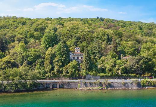 Ši istorinė rezidencija, iš kurios atsiveria vaizdas į Boromeno įlanką, paskelbta kultūros paveldo objektu, buvo nebaigtas didžiojo italų mados architekto Gianfranco Ferré projektas. Image 4