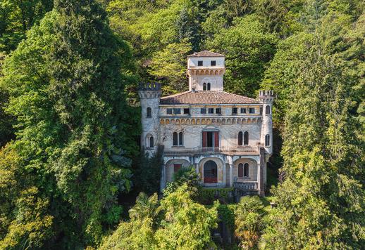 Ši istorinė rezidencija, iš kurios atsiveria vaizdas į Boromeno įlanką, paskelbta kultūros paveldo objektu, buvo nebaigtas didžiojo italų mados architekto Gianfranco Ferré projektas. Image 5