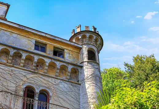 Ši istorinė rezidencija, iš kurios atsiveria vaizdas į Boromeno įlanką, paskelbta kultūros paveldo objektu, buvo nebaigtas didžiojo italų mados architekto Gianfranco Ferré projektas. Image 7
