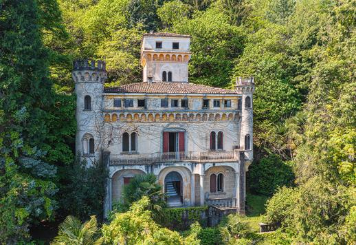 Ši istorinė rezidencija, iš kurios atsiveria vaizdas į Boromeno įlanką, paskelbta kultūros paveldo objektu, buvo nebaigtas didžiojo italų mados architekto Gianfranco Ferré projektas. Image 6