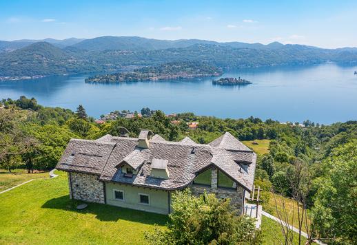 Residenza di nuova costruzione con area wellness interna, piscina controcorrente e fitness, ampie terrazze panoramiche, cantina, garage doppio e impianto fotovoltaico Image 1