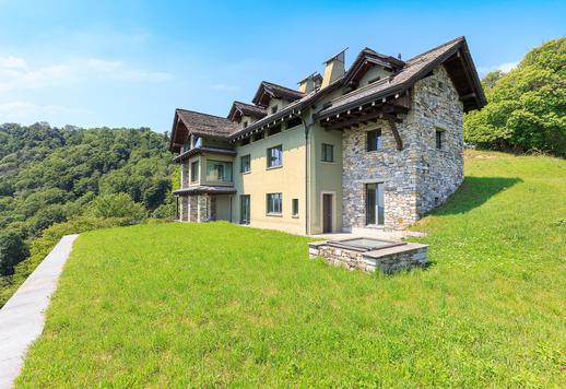 Residenza di nuova costruzione con area wellness interna, piscina controcorrente e fitness, ampie terrazze panoramiche, cantina, garage doppio e impianto fotovoltaico Image 9