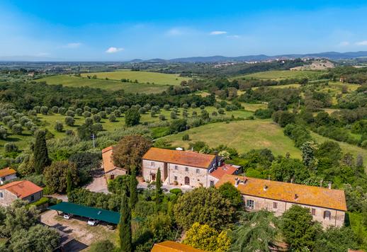 In posizione collinare dominante, tenuta di 67 ettari, con terreno a seminativo, 10 ettari di olivi, e complesso edificato di circa 3000 mq Image 6