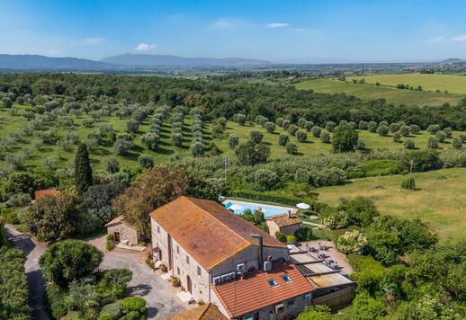 In posizione collinare dominante, tenuta di 67 ettari, con terreno a seminativo, 10 ettari di olivi, e complesso edificato di circa 3000 mq Image 7