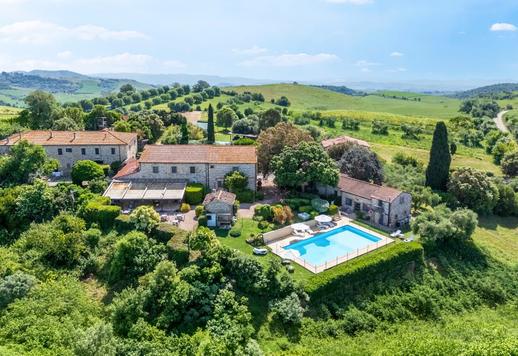 In posizione collinare dominante, tenuta di 67 ettari, con terreno a seminativo, 10 ettari di olivi, e complesso edificato di circa 3000 mq Image 2